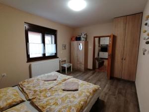 Posteľ alebo postele v izbe v ubytovaní Carolina Vendégház + 37 fotografií