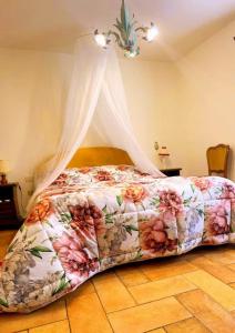 1 Schlafzimmer mit einem Bett mit Blumenbettdecke in der Unterkunft The Garden House in Florenz
