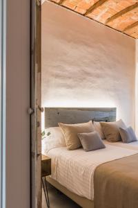 ein Schlafzimmer mit einem großen Bett und einer Holzdecke in der Unterkunft LaComuna City Oasis in Girona