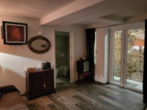 sala de estar con puerta corredera de cristal que da a un baño en Villa Torricelli Scarperia - Il Giardinetto Residence en Scarperia