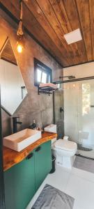 ウルビシにあるStone hill Cabin- Cabana com Hidro e com uma vista espetacularの洗面台とトイレ付きのバスルーム