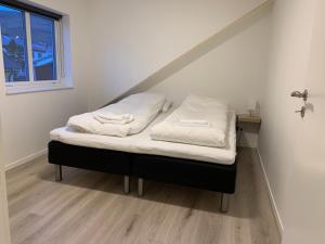 Säng eller sängar i ett rum på Spacious Apartment on N.P.Gøta 8a, Klaksvik