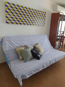 una cama con almohadas en una habitación en Apartamento estudio Acantilados, en Salou