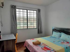 Un dormitorio con una cama con un osito de peluche. en NH Homestay Sibu, en Sibu