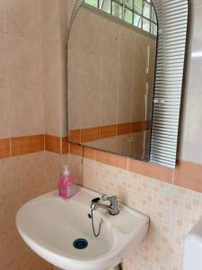 Kylpyhuone majoituspaikassa NH Homestay Sibu