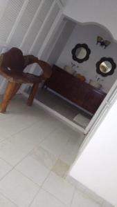 un divano nell'angolo di una camera di Playa Tranquilo B&B and Dive Shop a San Andrés