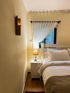 Uma cama ou camas num quarto em Adva High Above All
