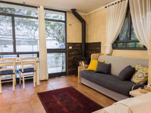 uma sala de estar com um sofá e uma mesa em Adva High Above All em Rosh Pinna