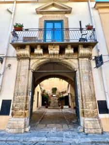 Zugang zu einem Gebäude mit Balkon in der Unterkunft Cortile Umberto I in Cefalú