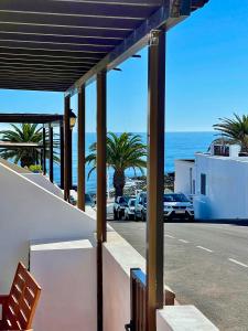 een balkon met uitzicht op de oceaan bij Luxury Beach Apartments in Playa Honda