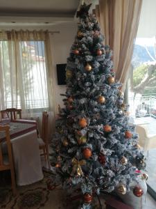 a christmas tree is decorated in a living room at Hotel Fotini in Kamena Vourla