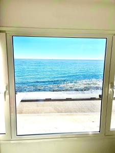 una ventana con vistas al océano en Luxury Art Apartment, en Playa Honda
