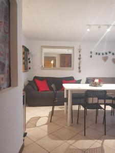 un salon avec une table et un canapé dans l'établissement Apartment Le Logge, à Sestrières 21 autres photos