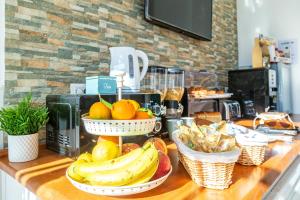 eine Theke mit zwei Körben Obst und Brot in der Unterkunft Acquazzurra guest house in Tortolì