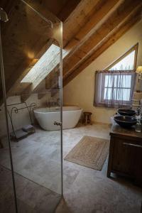 ein Badezimmer mit einer Badewanne und einem Waschbecken in der Unterkunft Chalet Deluxe - Das Premium Ferienhaus im Sauerland in Schmallenberg