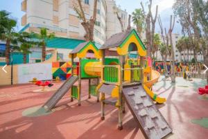 Aire de jeux pour enfants de l'établissement Bright Sunny Albir Beach Apartment