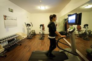 Fitness centrum a/nebo fitness zařízení v ubytování Sartori's Hotel