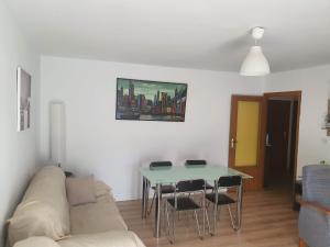 a living room with a couch and a table at Excelente apartamento en el Pirineo aragonés in Sabiñánigo