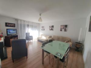サビニャニゴにあるExcelente apartamento en el Pirineo aragonésのリビングルーム(ソファ、テーブル付)