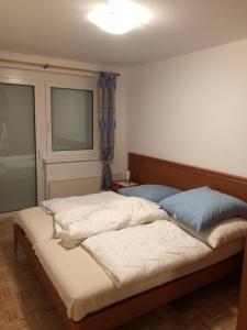 Ένα ή περισσότερα κρεβάτια σε δωμάτιο στο Ferienwohnungen direkt an der Skipiste