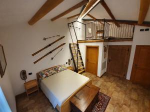 Habitación en el ático con cama y escalera en BB IL CIPPO en Verona