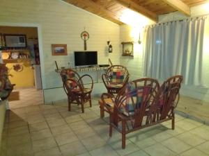 a room with chairs and a table and a kitchen at Catamarca Hospedaje Star in San Isidro