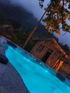 ein blauer Pool vor einem Haus in der Unterkunft Madari Hills Health Retreat in Nikosia