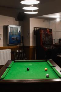 Biliár nebo kulečník v ubytování The Crown and Woolpack + 7 fotografií