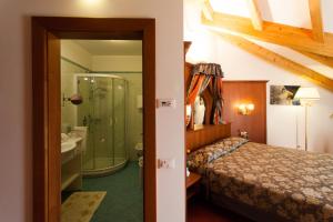 Postel nebo postele na pokoji v ubytování Sartori's Hotel