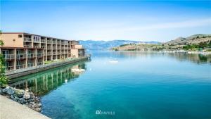 奇蘭的住宿－Grandview Lake Chelan- Waterfront View, Pool, Hot tub, Golf, 1 Min To Downtown，一大片水,里面有建筑物和船只