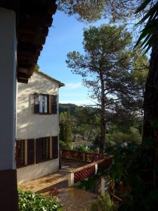 una vista desde el exterior de una casa con un árbol en Mountain Finca with Pool, en Puigpunyent