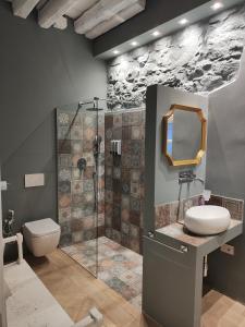 ein Bad mit einem WC, einem Waschbecken und einer Dusche in der Unterkunft medium miramare appartamento sogno sul mare in Triest