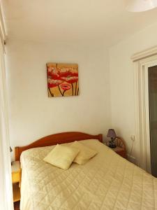 een slaapkamer met een bed in een kamer bij Mare Verde - JOY in Adeje