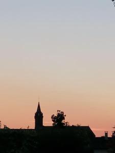 Východ nebo západ slunce při pohledu z apartmánu nebo okolí