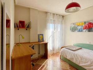 Dormitorio con escritorio, cama y escritorio en CÓMODO alojamiento en Alba de Tormes en Alba de Tormes