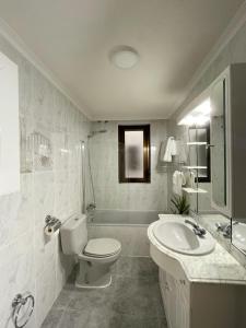 uma casa de banho com um WC, um lavatório e uma banheira em CÓMODO alojamiento en Alba de Tormes em Alba de Tormes