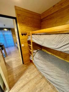 Una cama o camas en una habitación de Charmant studio cocooning, idéalement situé