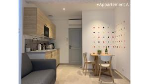 een keuken met een bank en een tafel in een kamer bij Holiday in Arles: Appartement de l'Amphithéâtre in Arles