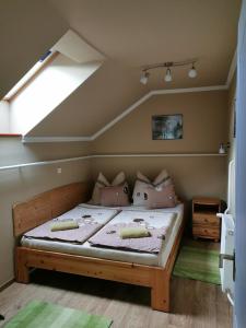 Un pat sau paturi într-o cameră la Napsugár Apartman