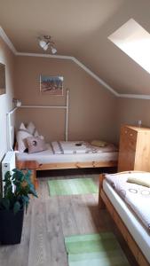 Un pat sau paturi într-o cameră la Napsugár Apartman