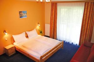 Tempat tidur dalam kamar di Gasthof Zum Lindenhof