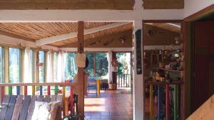 eine Veranda eines Hauses mit Holzdecke in der Unterkunft Granja Los Conejos in Ramiriquí