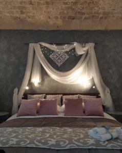 1 dormitorio con 1 cama con faldilla encima en Casa vacanze San Giovanni nei Sassi, en Matera