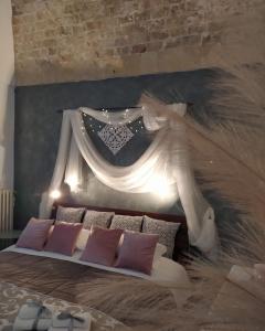 1 dormitorio con 1 cama con pared y un mural de plumas en Casa vacanze San Giovanni nei Sassi, en Matera