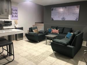 a living room with couches and a kitchen at Loft Meraki with parking 7min to downtown in Guanajuato