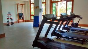 a gym with several treadmills in a room at SUÍTE NO VISTA AZUL APART in Pedra Azul