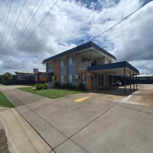 un edificio en la esquina de una calle en Sun City Motel, en Bundaberg