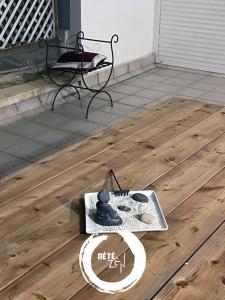 皮特爾角城的住宿－RETE ZEN GUESTHOUSE，一张桌子和一把椅子,铺有木地板