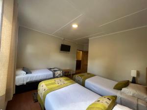 Łóżko lub łóżka w pokoju w obiekcie Hostal Reymer Patagonia