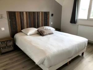 Un pat sau paturi într-o cameră la Les pierres de Lecq